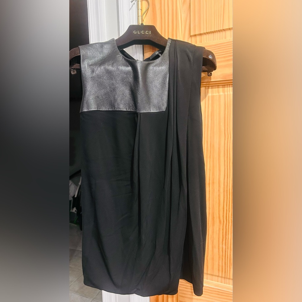 Gucci sleeveless blouse w/ genuine leather, Gucci velvet hanger included!